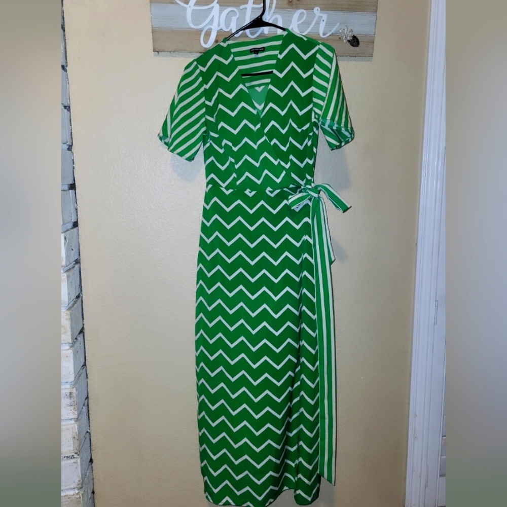 Chevron V neck short sleeve tie belt green wrap dress.